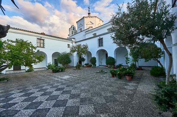 Patio de acceso a templo./ Víctor Gibello