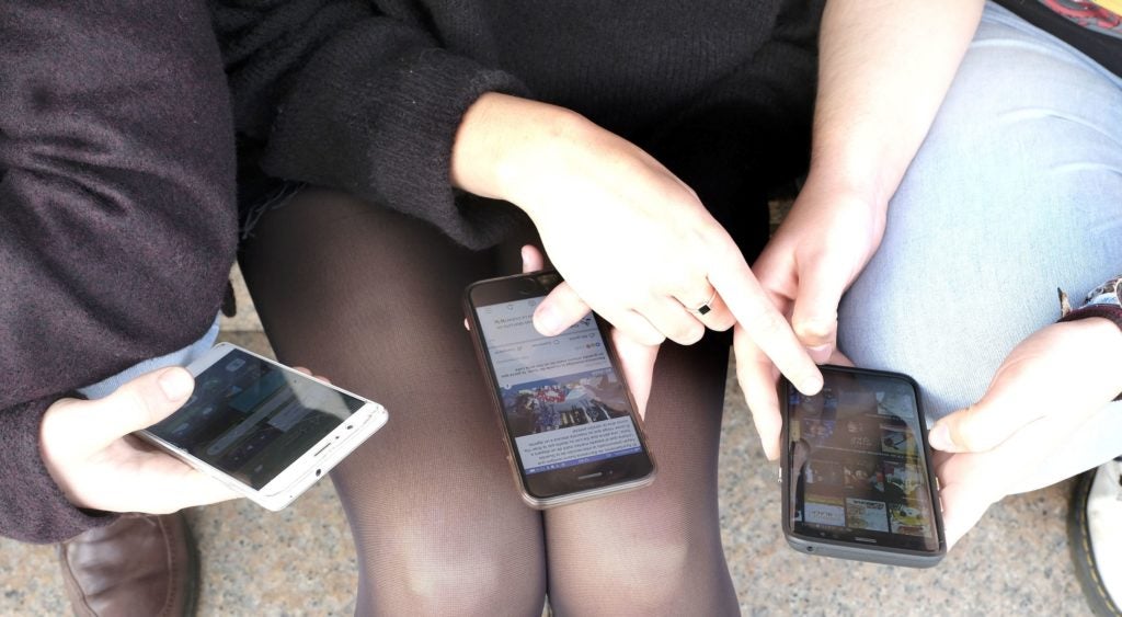 Si reenvias eres complice.