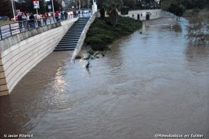 Escalera de acceso al paseo fluvial inundada por el río.