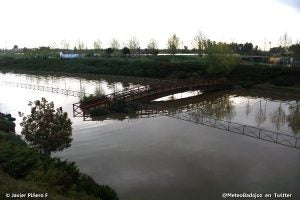 Uno de los nuevos puentes que se está construyendo aguantando su primer desbordamiento.
