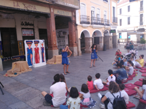 Los jóvenes actores extremeños en el primero de los CUENTACLÁSICOS desarrollados en la Plaza de España de Mérida