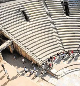 trabajos de limpieza y restauracion de la fachada del teatro romano