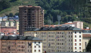 Ediciones. Vista general de viviendas. Eibar. (6-9-2016). Foto: Félix Morquecho.